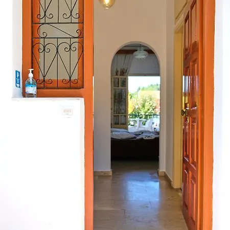מלון דירות Tria Adelphia